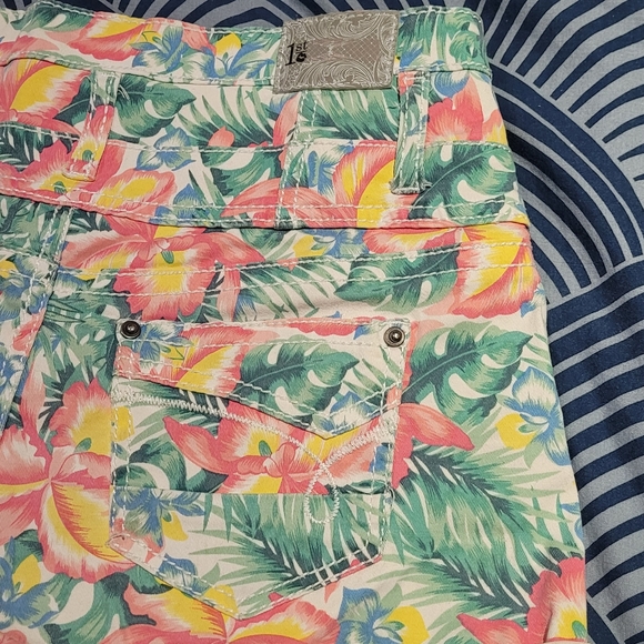 Hawaiian Print Shorts - Picture 3 of 5
